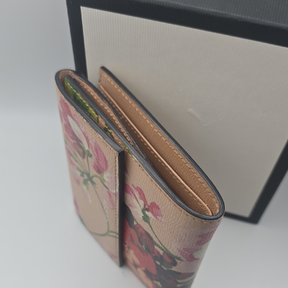 Gucci Elegant Bloom Pink Floral Women's Bi-fold Wallet (EUC)(BOX)(COA)✨️💖✨️ - Picture 3 of 16
